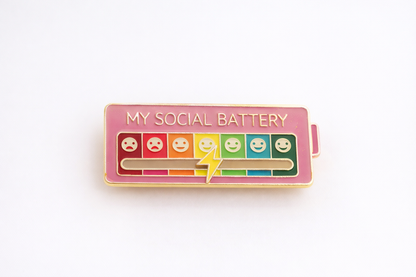 Social Battery Pin – Interactive Mood Slider for Introverts Show your social energy level in a fun and subtle way. Perfect for backpacks, jackets, or denim. A unique and relatable gift for friends, coworkers, or anyone who values their personal space.